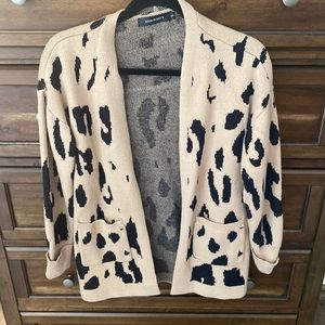 Sweater with cheetah print